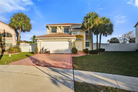 House in Pembroke Pines, Florida 4 bedrooms, 235.23 sq.m. № 2043265