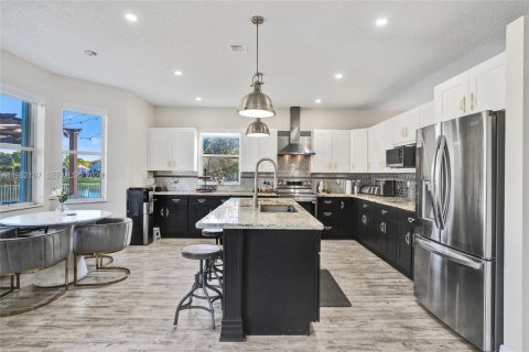 House in Pembroke Pines, Florida 4 bedrooms, 235.23 sq.m. № 2043265 - photo 8