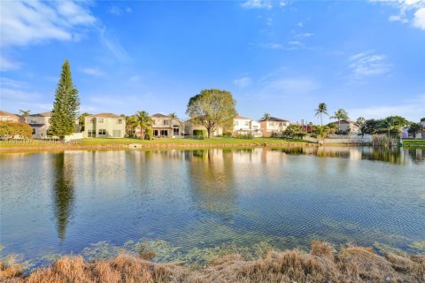 House in Pembroke Pines, Florida 4 bedrooms, 235.23 sq.m. № 2043265 - photo 14