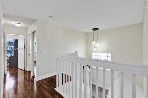 House in Pembroke Pines, Florida 4 bedrooms, 235.23 sq.m. № 2043265 - photo 22