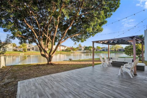 House in Pembroke Pines, Florida 4 bedrooms, 235.23 sq.m. № 2043265 - photo 12