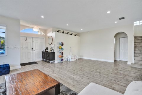 House in Pembroke Pines, Florida 4 bedrooms, 235.23 sq.m. № 2043265 - photo 5