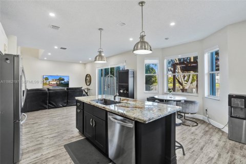 House in Pembroke Pines, Florida 4 bedrooms, 235.23 sq.m. № 2043265 - photo 10