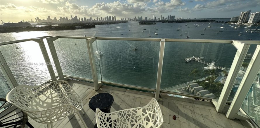 Condominio en Miami Beach, Florida, 1 dormitorio  № 1952206