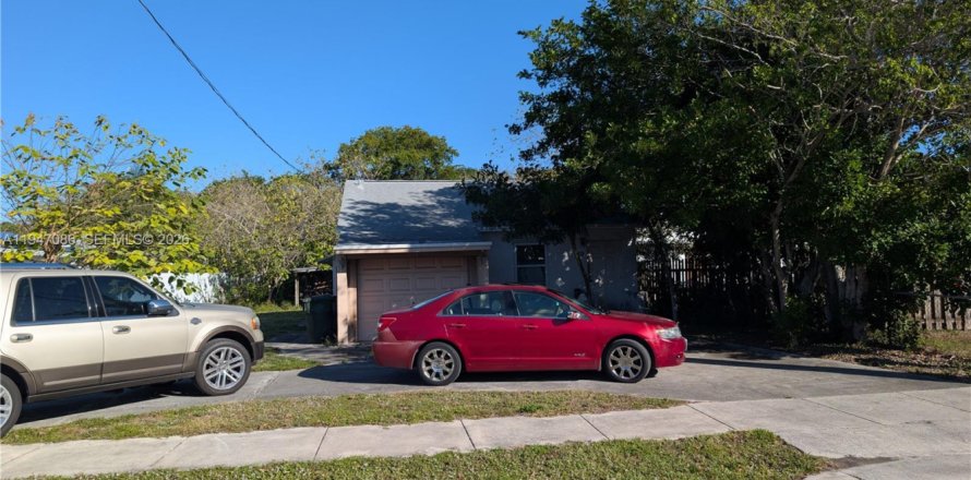 House in Oakland Park, Florida 3 bedrooms, 83.8 sq.m. № 2003683