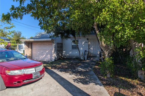 House in Oakland Park, Florida 3 bedrooms, 83.8 sq.m. № 2003683 - photo 13