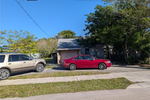 House in Oakland Park, Florida 3 bedrooms, 83.8 sq.m. № 2003683 - photo 2