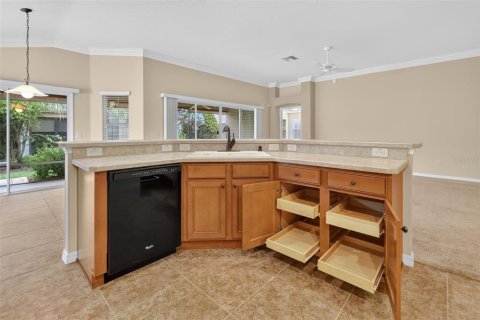 House in The Villages, Florida 3 bedrooms, 181.72 sq.m. № 2209353 - photo 11