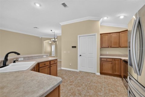 House in The Villages, Florida 3 bedrooms, 181.72 sq.m. № 2209353 - photo 8