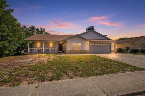 House in Hudson, Florida 3 bedrooms, 140.65 sq.m. № 2297273