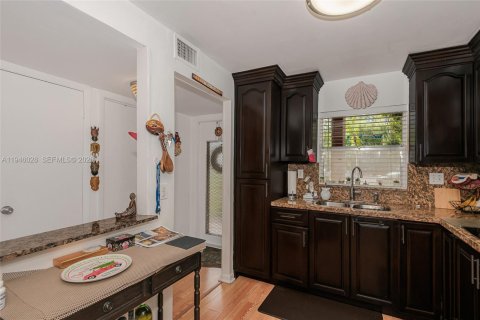 Condominio en venta en Sunrise, Florida, 1 dormitorio, 80.08 m2 № 2005336 - foto 13