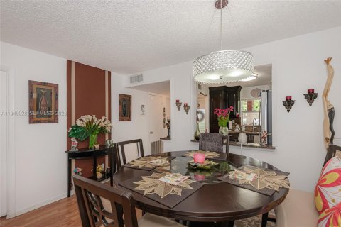 Condominio en venta en Sunrise, Florida, 1 dormitorio, 80.08 m2 № 2005336 - foto 11