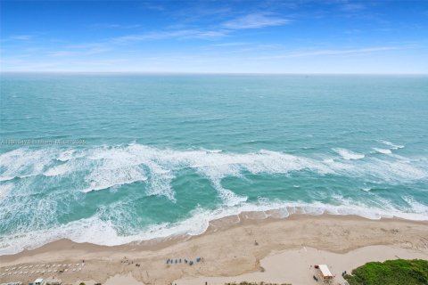 Снять в аренду кондоминиум в Холливуд, Флорида 3 спальни, 162.76м2, № 1966610 - фото 3