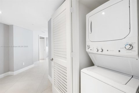 Снять в аренду кондоминиум в Холливуд, Флорида 3 спальни, 162.76м2, № 1966610 - фото 15