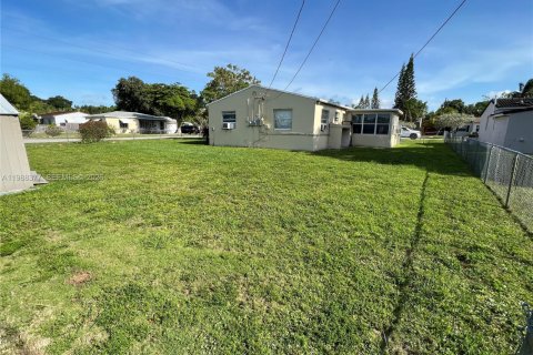 Снять в аренду виллу или дом в Холливуд, Флорида 1 спальня, 138.05м2, № 2051647 - фото 7