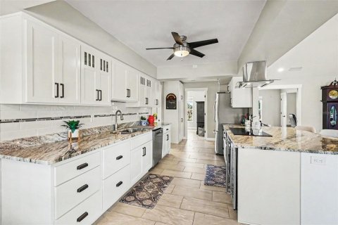 Villa ou maison à vendre à North Fort Myers, Floride: 3 chambres, 159.51 m2 № 2418751 - photo 5