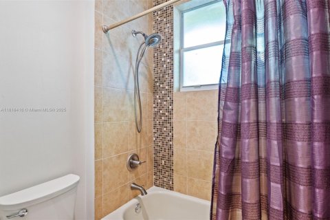 Купить виллу или дом в Уэстон, Флорида 5 спален, 252.6м2, № 1781855 - фото 24