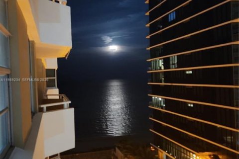 Copropriété à louer à Hallandale Beach, Floride: 1 chambre, 80.82 m2 № 2051465 - photo 11