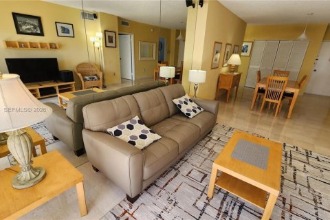 Copropriété à louer à Hallandale Beach, Floride: 1 chambre, 80.82 m2 № 2051465 - photo 2