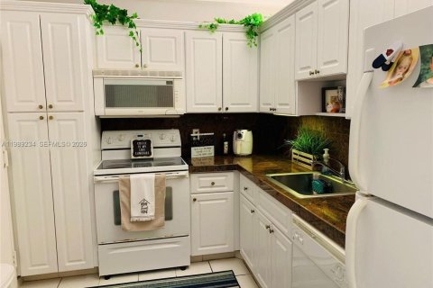 Copropriété à louer à Hallandale Beach, Floride: 1 chambre, 80.82 m2 № 2051465 - photo 5