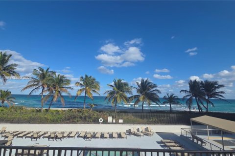 Copropriété à louer à Hallandale Beach, Floride: 1 chambre, 80.82 m2 № 2051465 - photo 14