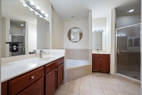 Casa en venta en Cutler Bay, Florida, 5 dormitorios, 231.51 m2 № 2412912 - foto 29
