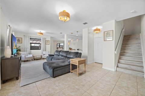 Casa en venta en Cutler Bay, Florida, 5 dormitorios, 231.51 m2 № 2412912 - foto 4