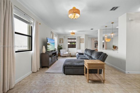 Casa en venta en Cutler Bay, Florida, 5 dormitorios, 231.51 m2 № 2412912 - foto 5