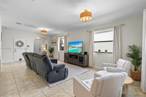Casa en venta en Cutler Bay, Florida, 5 dormitorios, 231.51 m2 № 2412912 - foto 6