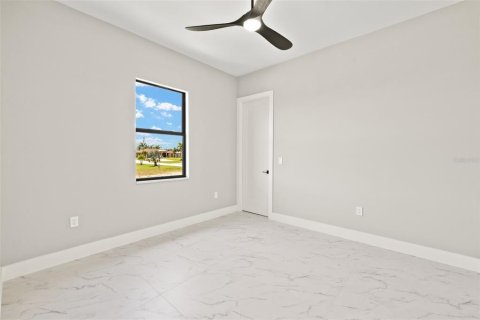 House in Cape Coral, Florida 3 bedrooms, 204.38 sq.m. № 1719494 - photo 17