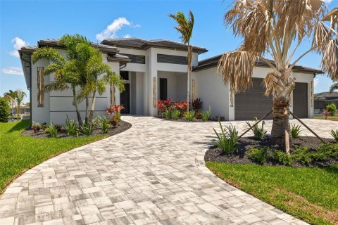 House in Cape Coral, Florida 3 bedrooms, 204.38 sq.m. № 1719494 - photo 18