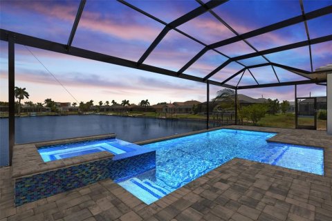 House in Cape Coral, Florida 3 bedrooms, 204.38 sq.m. № 1719494 - photo 20