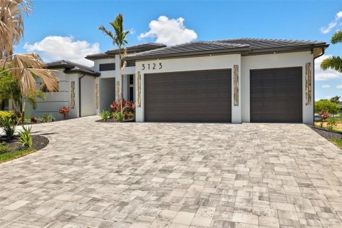 House in Cape Coral, Florida 3 bedrooms, 204.38 sq.m. № 1719494 - photo 19