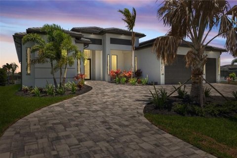 House in Cape Coral, Florida 3 bedrooms, 204.38 sq.m. № 1719494 - photo 1