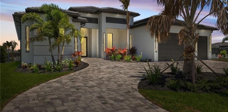 House in Cape Coral, Florida 3 bedrooms, 204.38 sq.m. № 1719494