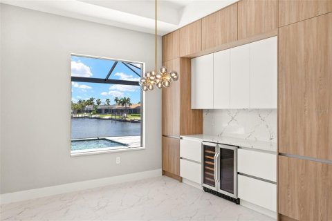 House in Cape Coral, Florida 3 bedrooms, 204.38 sq.m. № 1719494 - photo 4