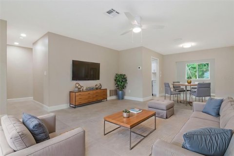 Villa ou maison à louer à Palm Harbor, Floride: 2 chambres, 151.62 m2 № 2285603 - photo 5