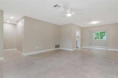 Villa ou maison à louer à Palm Harbor, Floride: 2 chambres, 151.62 m2 № 2285603 - photo 4