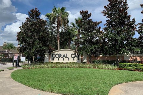 Adosado en Kissimmee, Florida 4 dormitorios, 140.47 m2 № 2166344