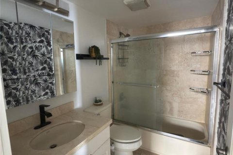 Condominio en alquiler en Miami, Florida, 2 dormitorios, 94.76 m2 № 1875509 - foto 20