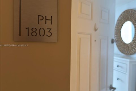 Condominio en alquiler en Miami, Florida, 2 dormitorios, 94.76 m2 № 1875509 - foto 5