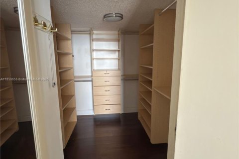 Condominio en alquiler en Miami, Florida, 2 dormitorios, 94.76 m2 № 1875509 - foto 18