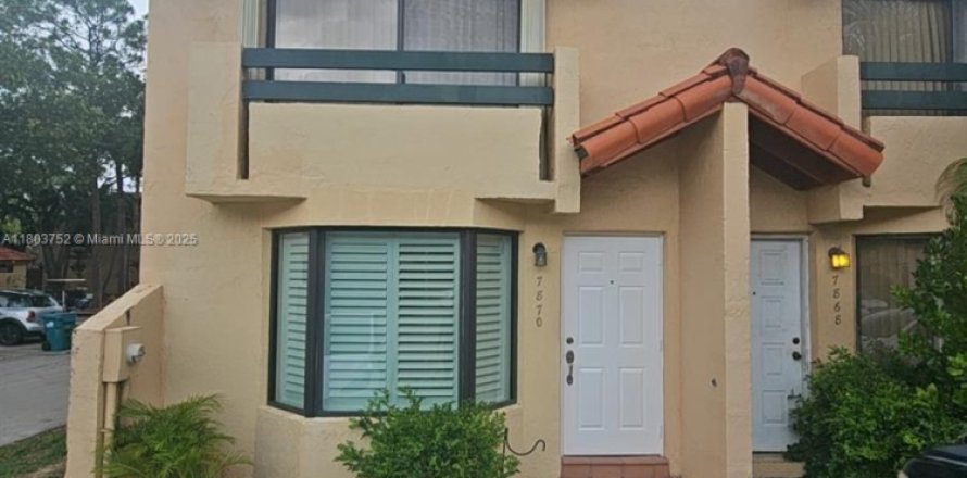 Townhouse in Miami, Florida 2 bedrooms, 107.02 sq.m. № 1689345