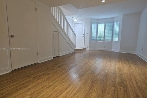 Townhouse in Miami, Florida 2 bedrooms, 107.02 sq.m. № 1689345 - photo 4