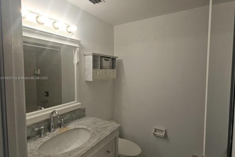 Townhouse in Miami, Florida 2 bedrooms, 107.02 sq.m. № 1689345 - photo 27