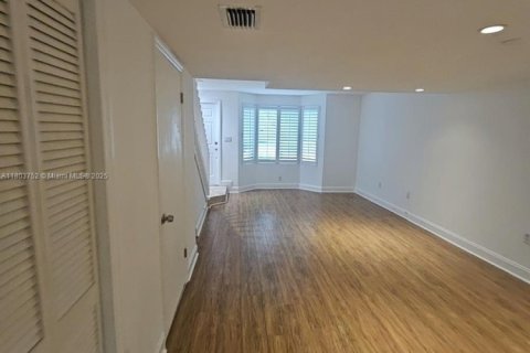 Townhouse in Miami, Florida 2 bedrooms, 107.02 sq.m. № 1689345 - photo 12