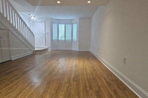 Townhouse in Miami, Florida 2 bedrooms, 107.02 sq.m. № 1689345 - photo 3