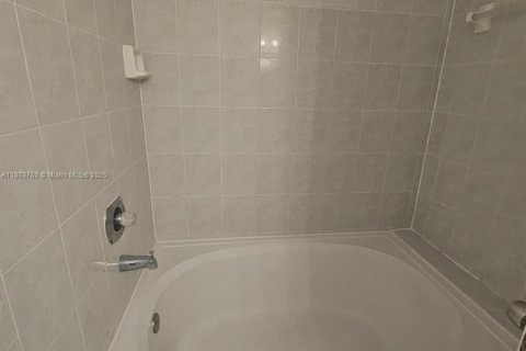 Townhouse in Miami, Florida 2 bedrooms, 107.02 sq.m. № 1689345 - photo 28