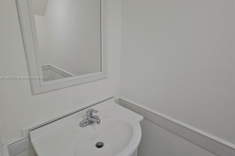 Townhouse in Miami, Florida 2 bedrooms, 107.02 sq.m. № 1689345 - photo 13
