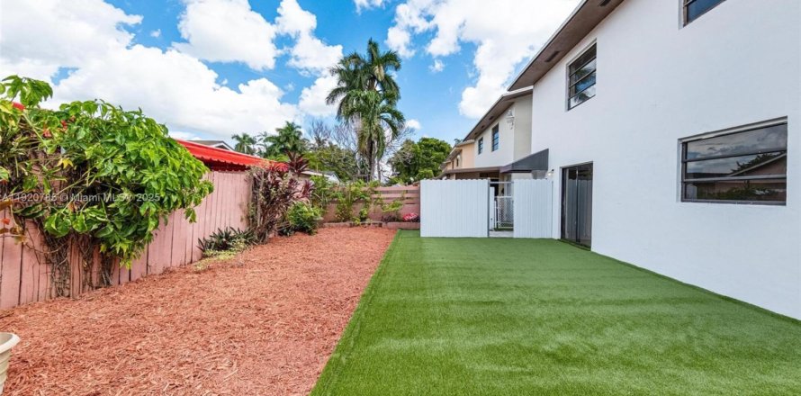 Immobilier commercial à Hialeah, Floride 381.27 m2 № 1976349